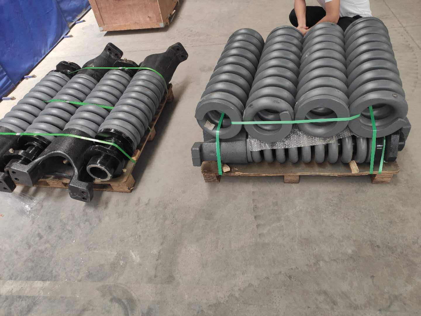 Shantui bulldozer SD32 Track Adjuster tension recoil spring device cylinder assy assembly VD32A30700100 175-30-30004