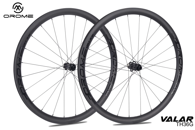 High-performance carbon road bike wheels with smooth rolling feel
