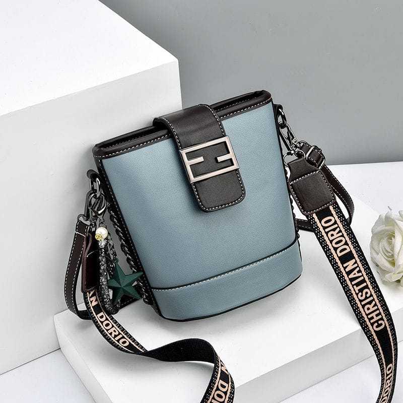 Ladies Fancy shoulder bag.