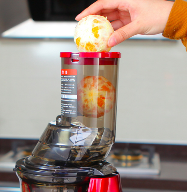 Low-speed small fruit machine multifunctional juicer dregs and juice automatically separated from the original juice machine