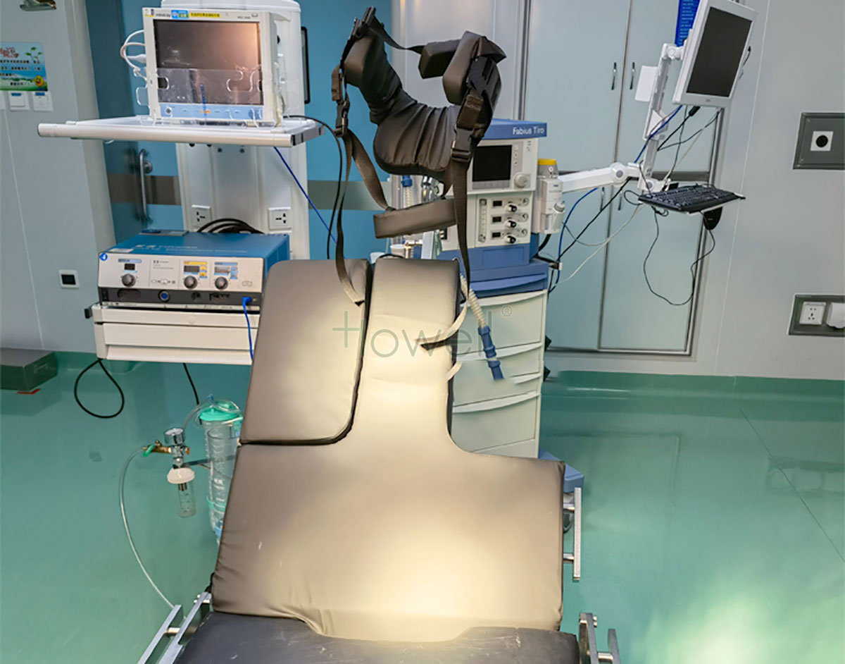 Avec quels accessoires la table d'opération orthopédique multifonctionnelle peut-elle être compatible ?