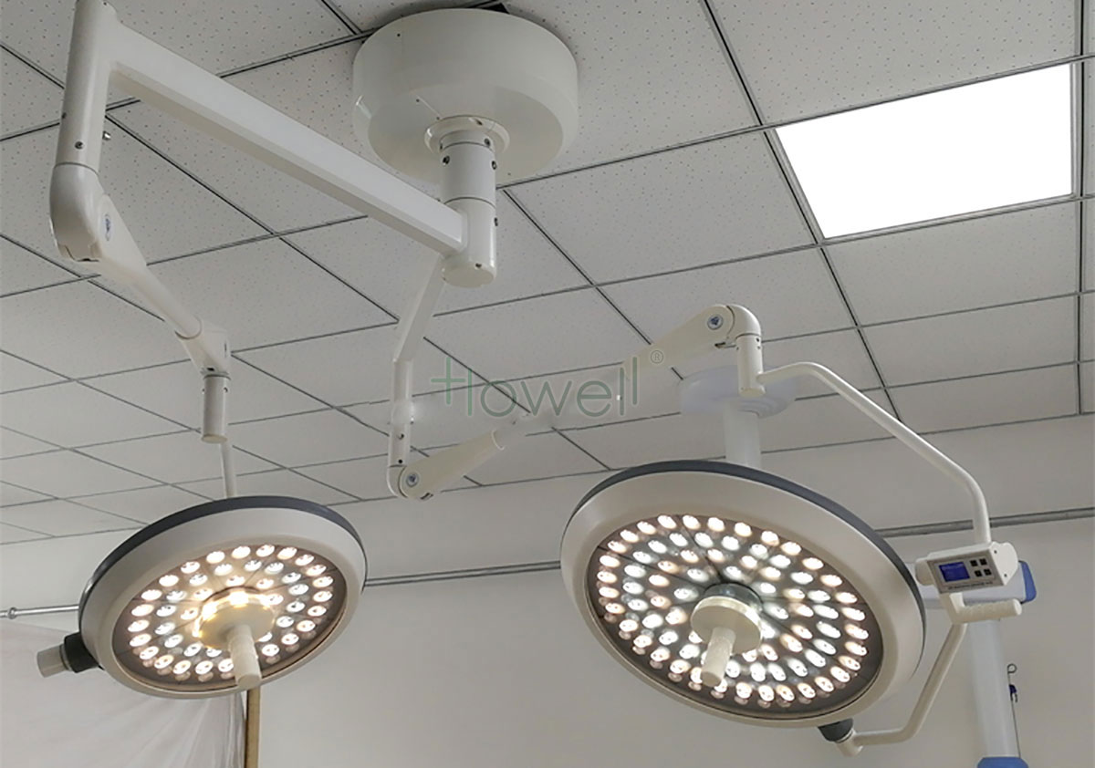 ¿No se puede instalar una luz operatoria de techo en un quirófano con piso de baja altura?