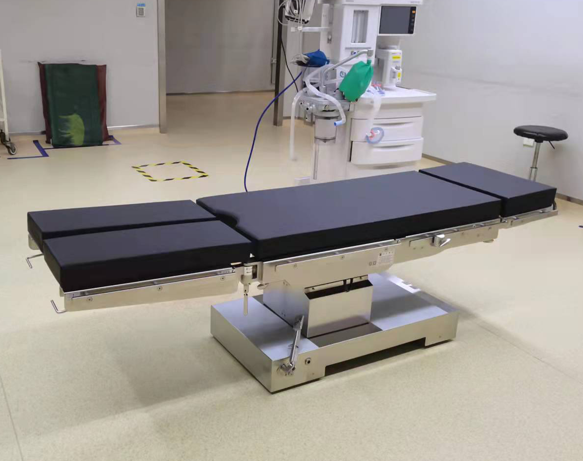 Existe-t-il sur le marché une table d'opération orthopédique intégrant des fonctionnalités de glissement et de radiographie ?