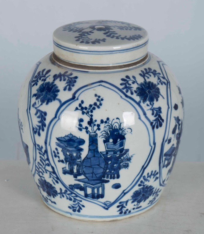 Chinese antique blue and white porcelain jars with lids