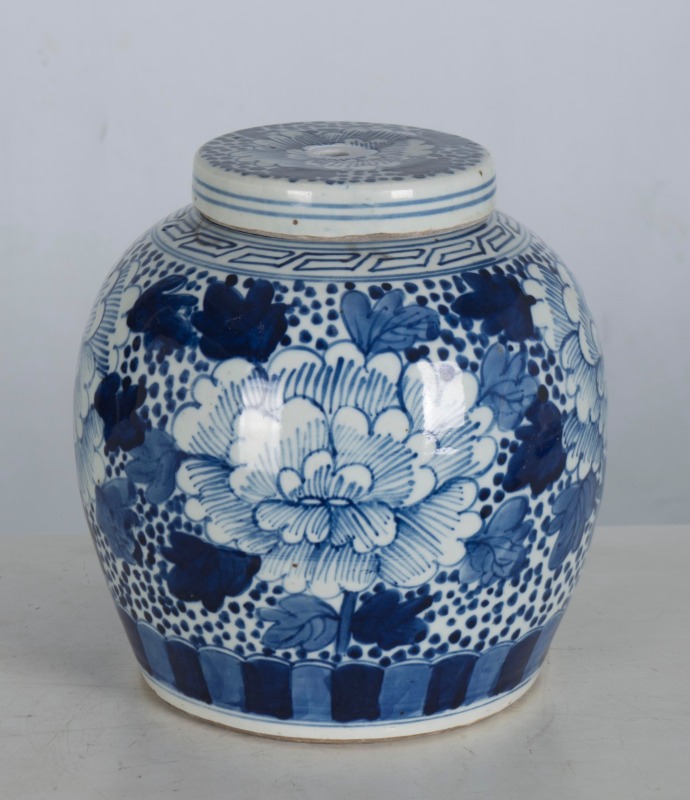 Chinese antique blue and white porcelain jars with lids