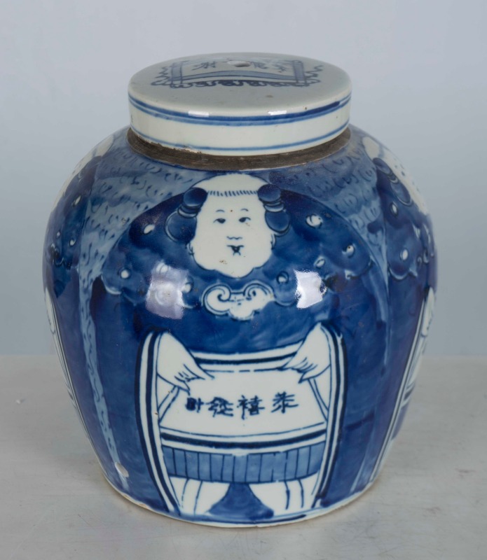 Chinese antique blue and white porcelain jars with lids