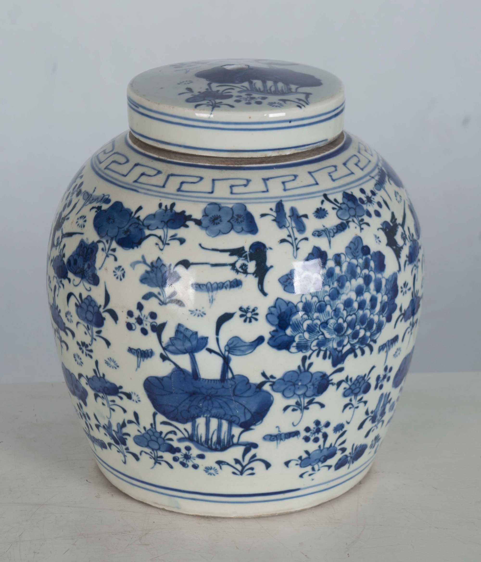 Chinese antique blue and white porcelain jars with lids