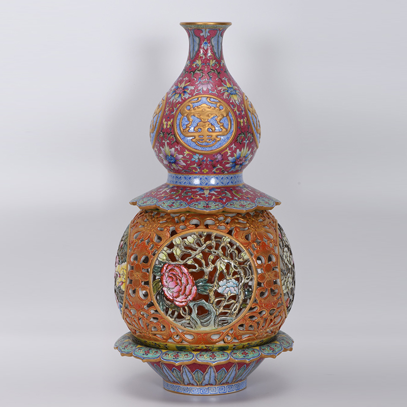 Antique Qing Qianlong Dynasty Ceramic Yellow Ground Heavy Famille Rose Porcelain Vase for Collection