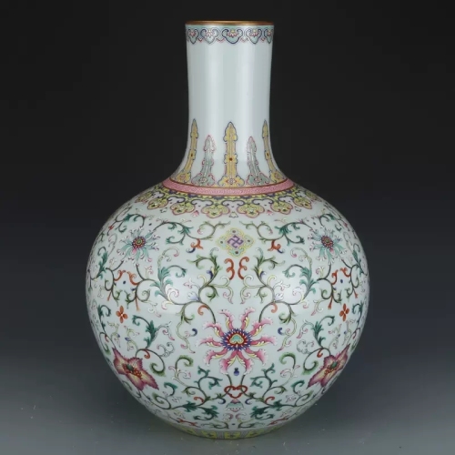 Antique Qing Qianlong Dynasty Ceramic Yellow Ground Heavy Famille Rose Porcelain Vase for Collection