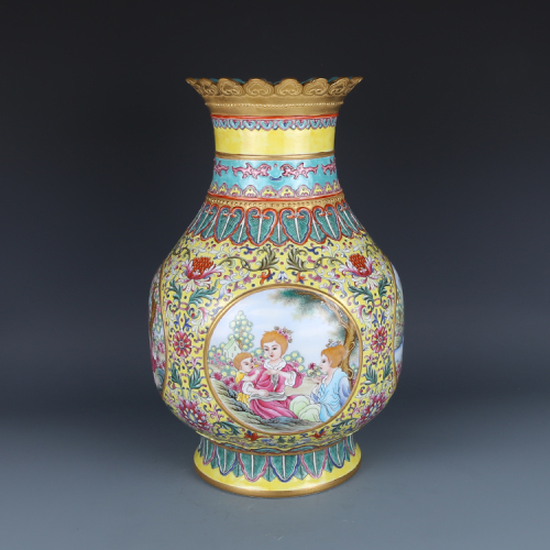 Antique Qing Qianlong Dynasty Ceramic Yellow Ground Heavy Famille Rose Porcelain Vase for Collection