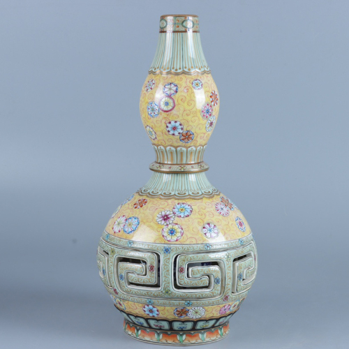 Antique Qing Qianlong Dynasty Ceramic Yellow Ground Heavy Famille Rose Porcelain Vase for Collection