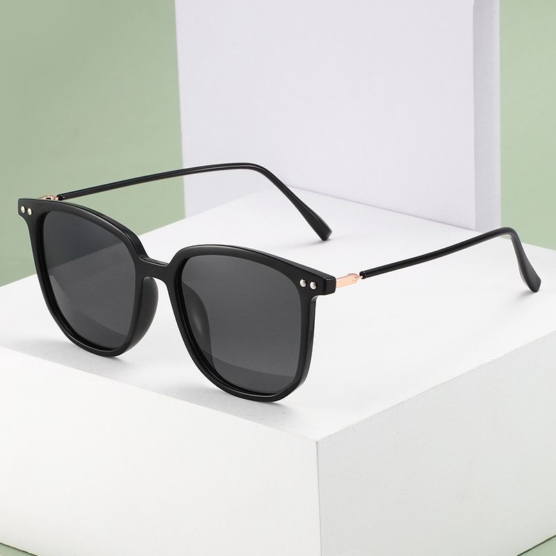 Hot selling new arrival TR90 metal custom logo driving eyeglasses sunglasses wholesale women
