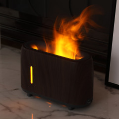 Die Kombination von Licht und Nebel in einem simulierten Flammenaromatherapiegerät erzeugt einen realistischen Flammeneffekt zur Linderung der Lufttrockenheit