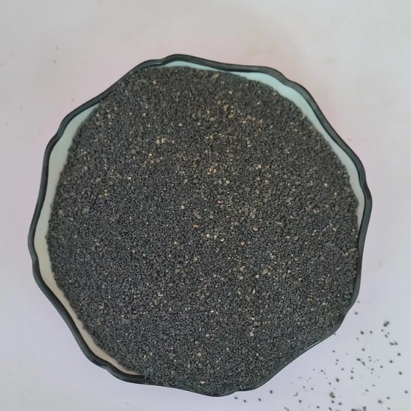 What specific requirements does the national standard for steel grit have for its hardness, particle size and impurity content?