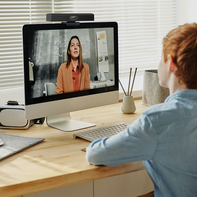 the latest creation of USB three-in-one webcam that perfect for  indivisual and huddle space collaboration. It integrates 4K camera, microphone, speaker and audio DSP as one device that is compact and easy for deployment.