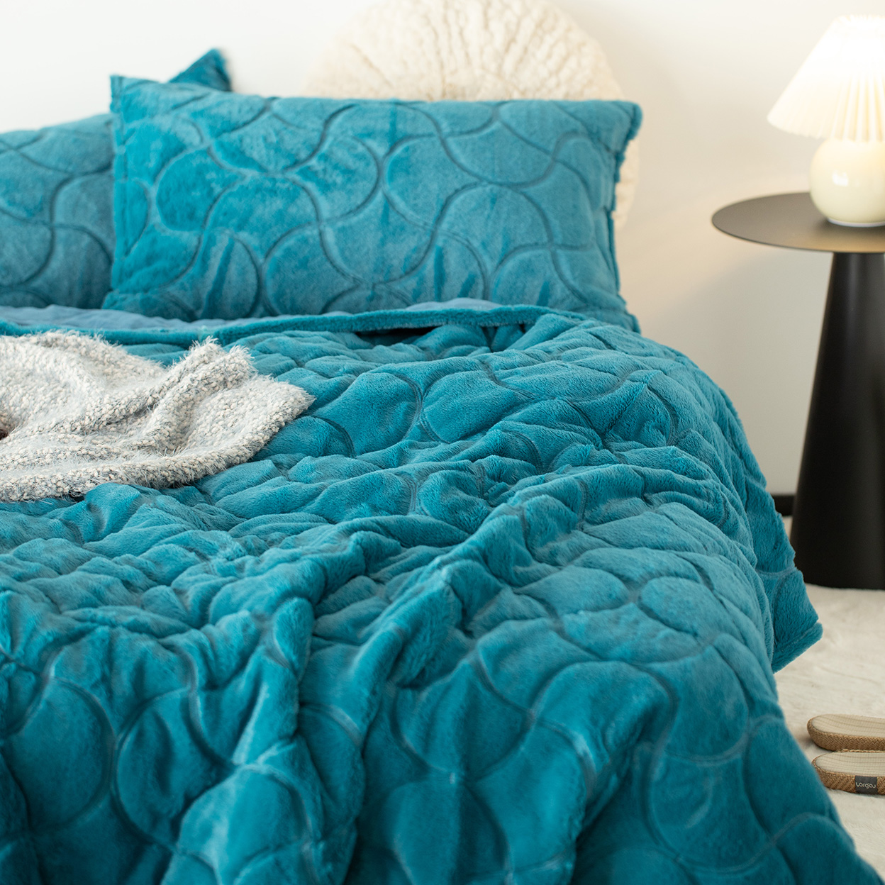 Delight Home ultra-soft plush quilt set