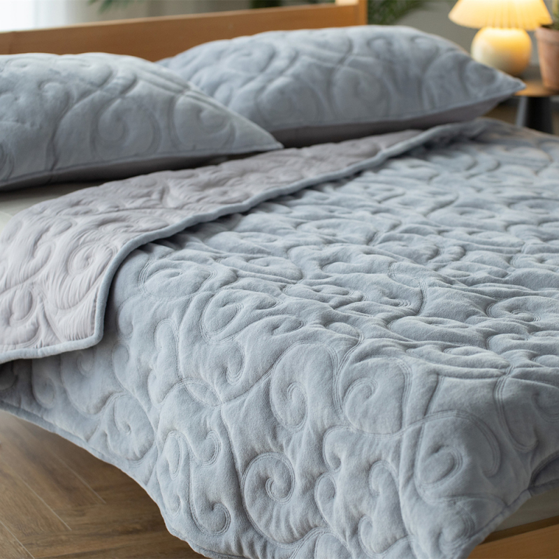 Delight Home velvet quilt set