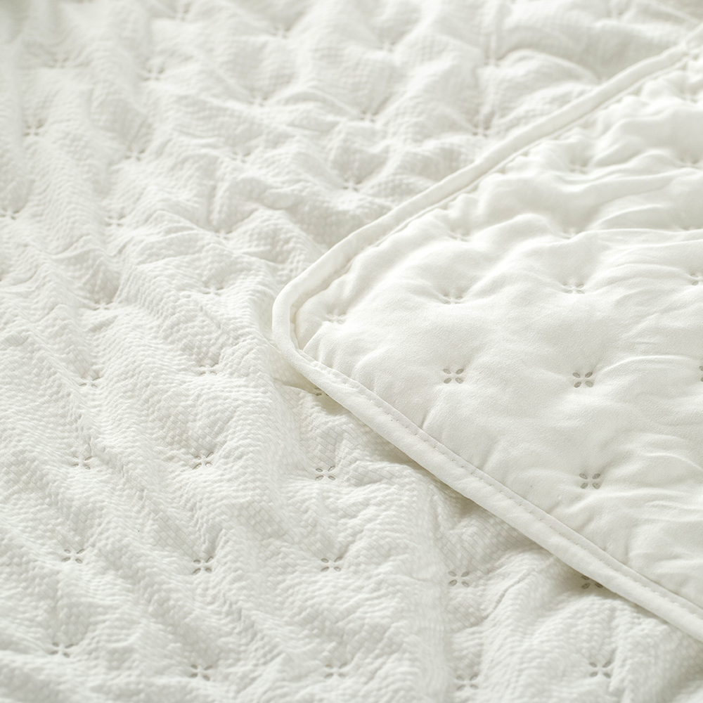 Wrinkle Jacquard Pinsonic Quilt