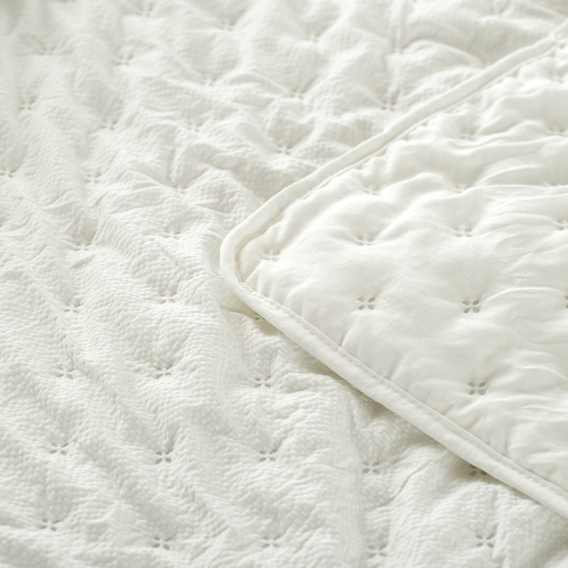 Wrinkle Jacquard Pinsonic Quilt