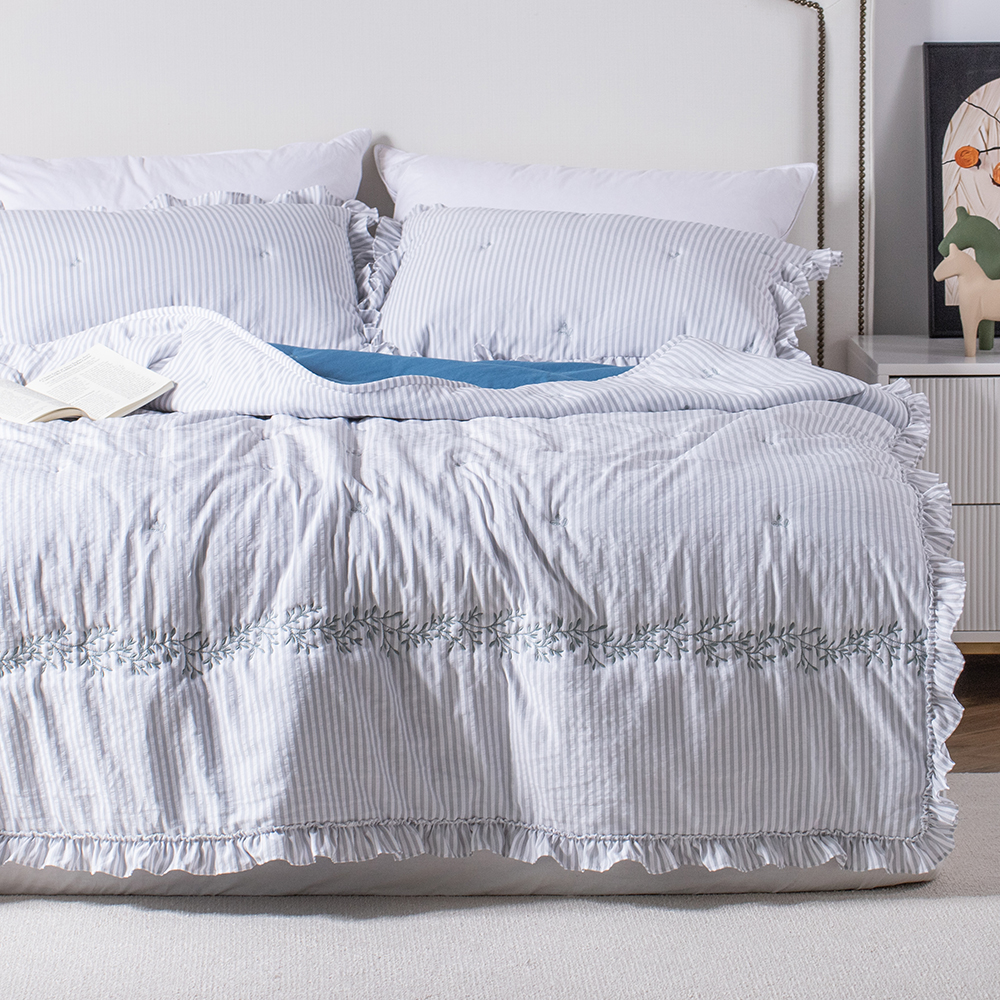 Cation-seersucker Ruffle Quilt Set