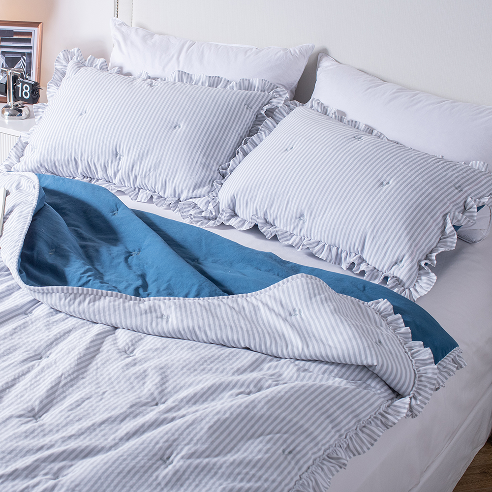 Cation-seersucker Ruffle Quilt Set