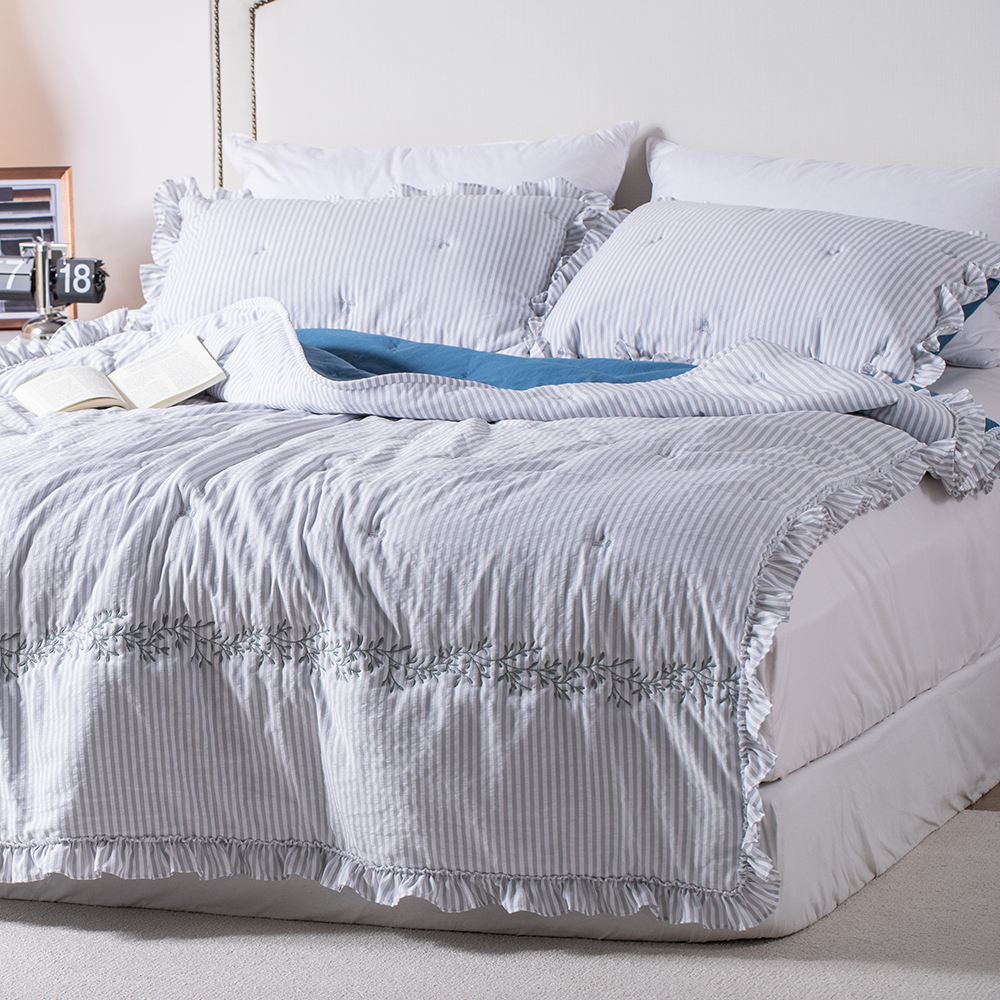 Cation-seersucker Ruffle Quilt Set