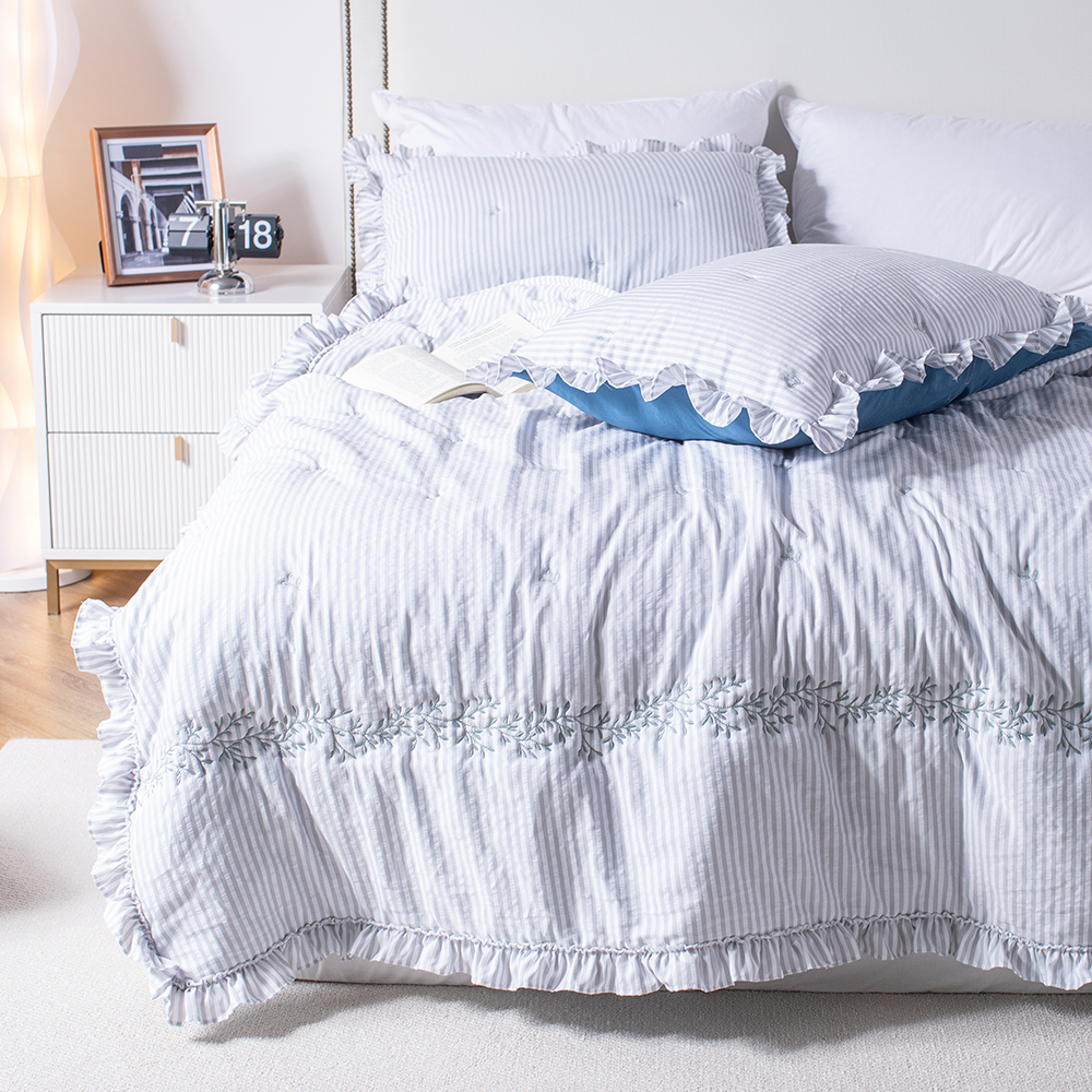 Cation-seersucker Ruffle Quilt Set
