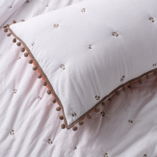 Jacquard 3D-Striped Embroidered Trim Quilt