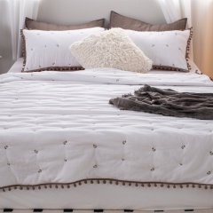 Jacquard 3D-Striped Embroidered Trim Quilt