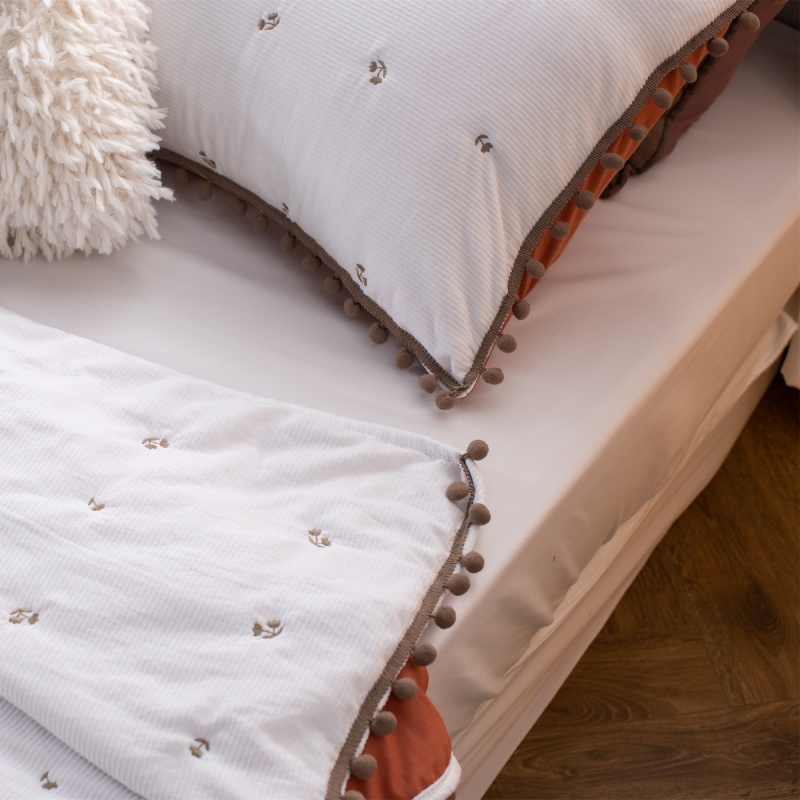 Jacquard 3D-Striped Embroidered Trim Quilt