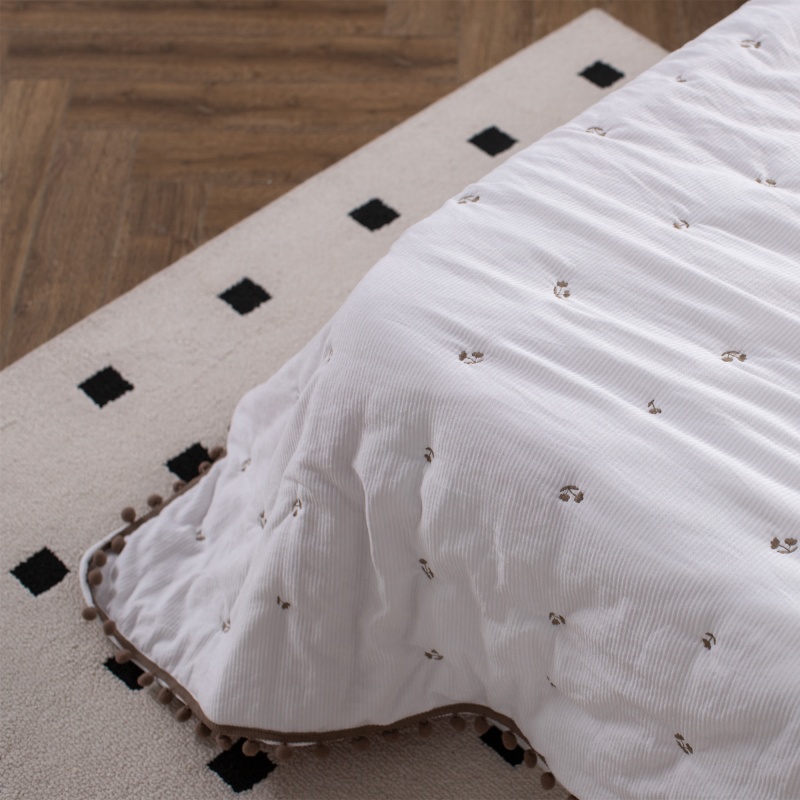 Jacquard 3D-Striped Embroidered Trim Quilt
