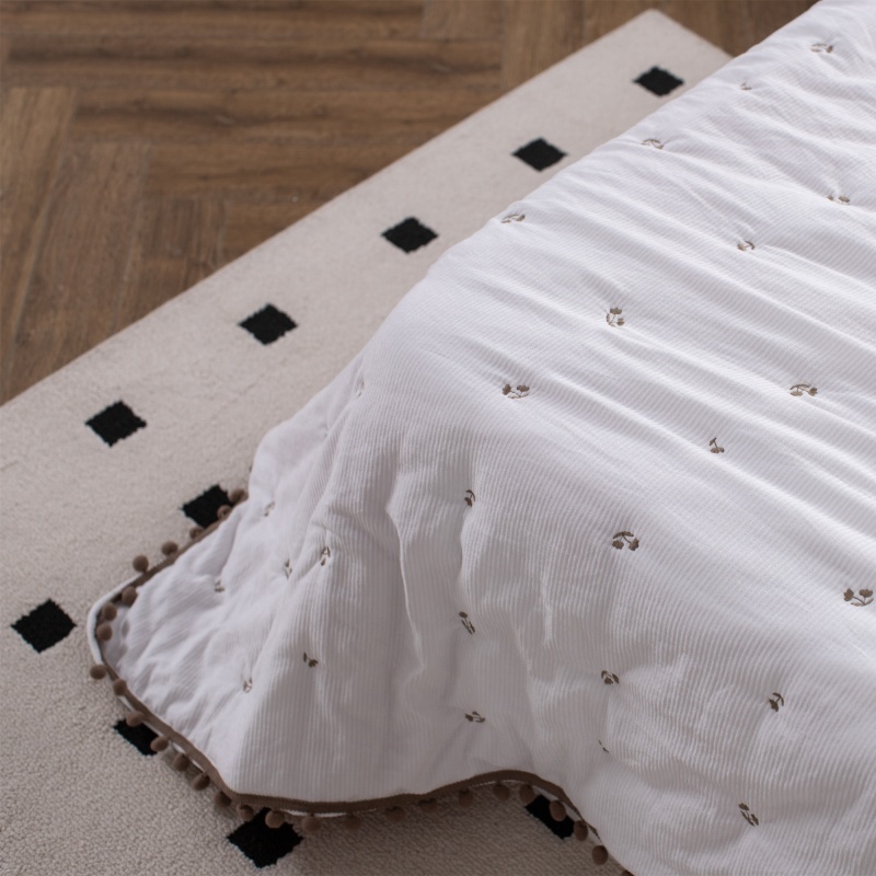 Jacquard 3D-Striped Embroidered Trim Quilt