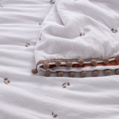 Jacquard 3D-Striped Embroidered Trim Quilt