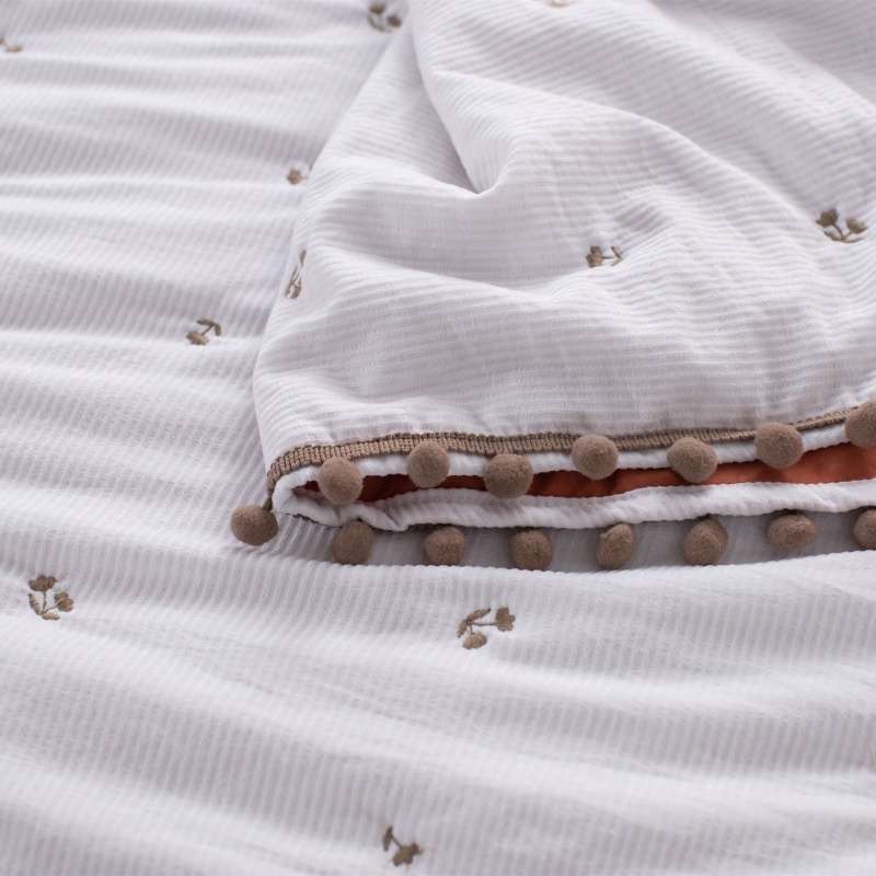 Jacquard 3D-Striped Embroidered Trim Quilt