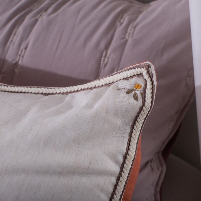Poly-linen Blended Quilt with Embroidered Lace Trim