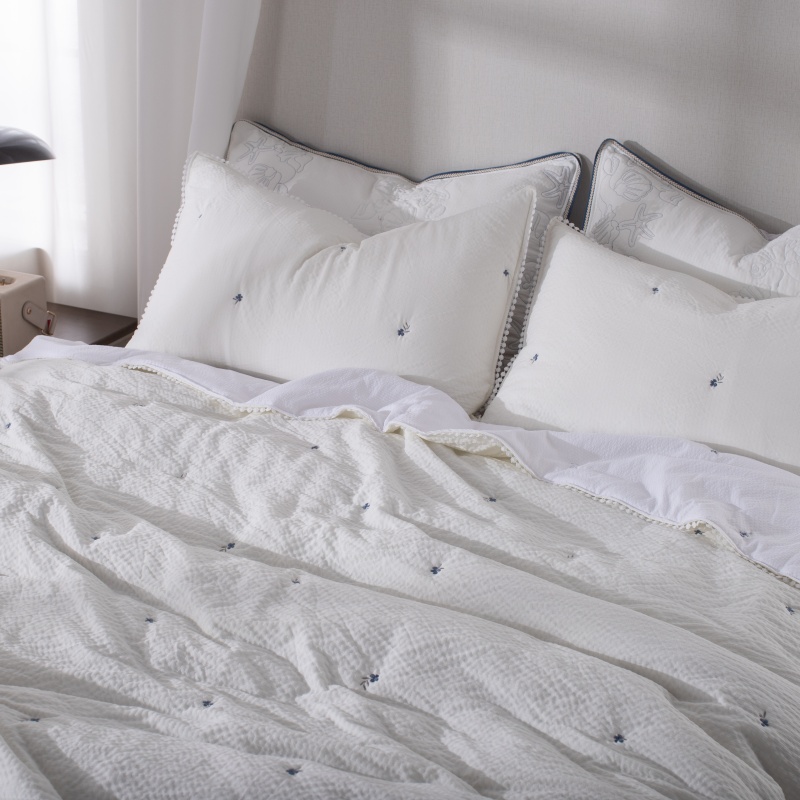 Cotton-Feel Seersucker Embroidered Quilt