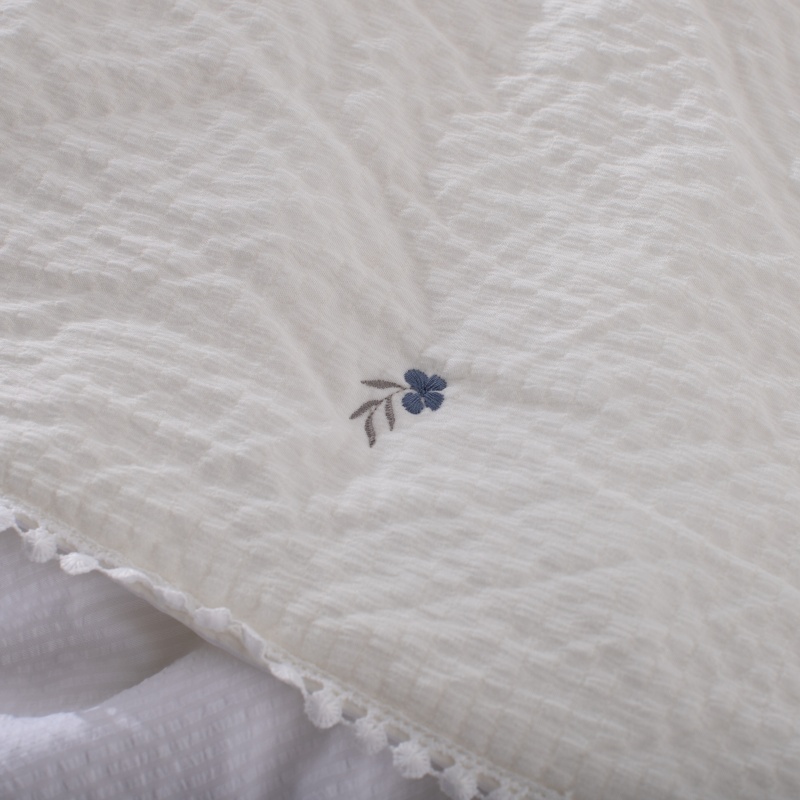 Cotton-Feel Seersucker Embroidered Quilt