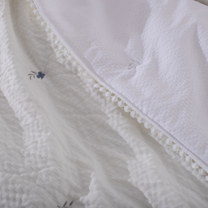 Cotton-Feel Seersucker Embroidered Quilt