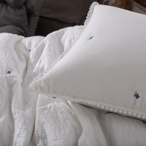 Cotton-Feel Seersucker Embroidered Quilt