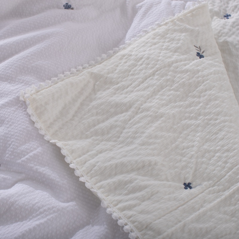 Cotton-Feel Seersucker Embroidered Quilt