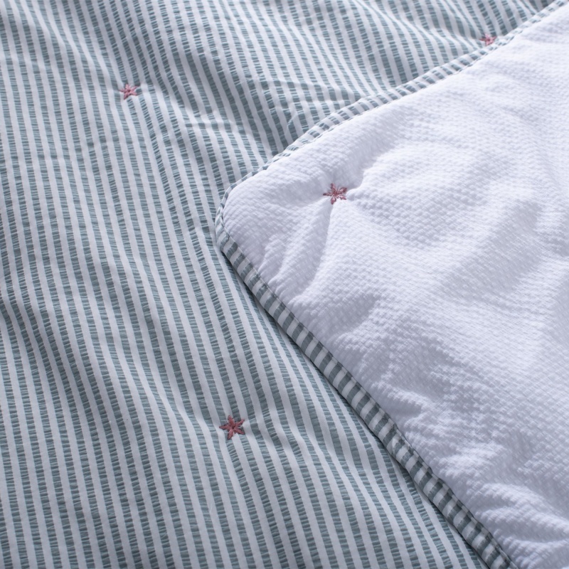 Cationic Yarn-Dyed Embroidered Seersucker Quilt
