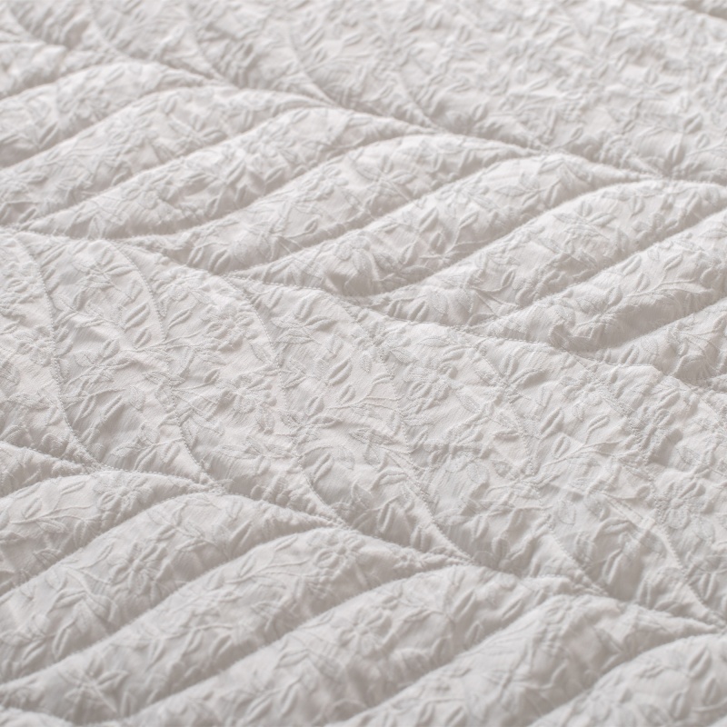 Floral Jacquard Quilted Quilt 100% Polyester