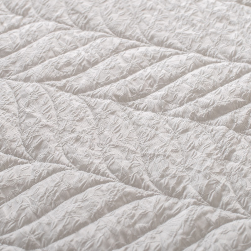 Floral Jacquard Quilted Quilt 100% Polyester