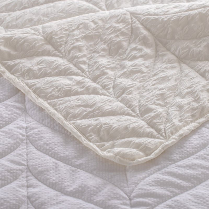 Floral Jacquard Quilted Quilt 100% Polyester