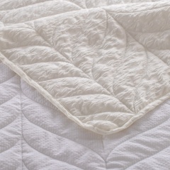 Floral Jacquard Quilted Quilt 100% Polyester