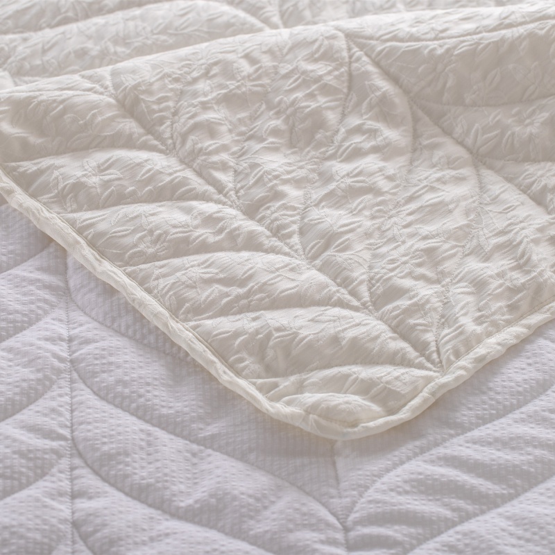 Floral Jacquard Quilted Quilt 100% Polyester