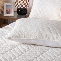 Floral Jacquard Quilted Quilt 100% Polyester