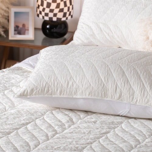 Floral Jacquard Quilted Quilt 100% Polyester