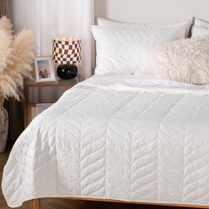 Floral Jacquard Quilted Quilt 100% Polyester