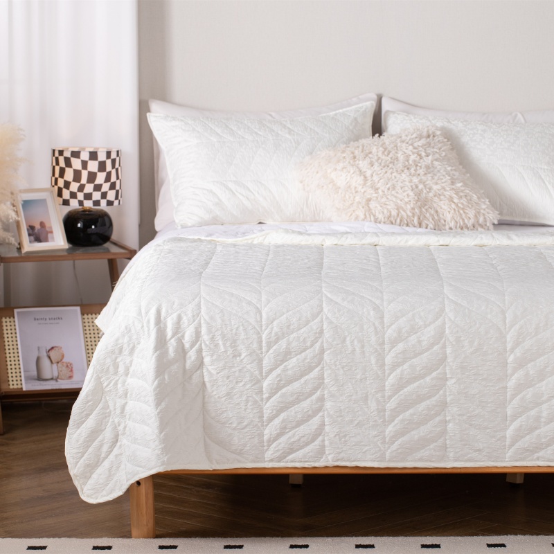 Floral Jacquard Quilted Quilt 100% Polyester
